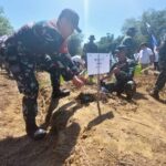Sebelum kegiatan penanaman dilakukan penyerahan secara simbolis 70 pohon jeruk dan 40 pohon durian mantuala untuk desa bakti dan Mandingin.