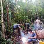 Kini pipa yang bocor dalam perbaikan pihak aparat, untuk bisa air mengalir ke rumah warga.
