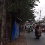 Seharusnya, warung yang di pinggir kali harus di bongkar, karena membuat dampak pada pengendara bermotor. Seharusnya, warung yang di pinggir kali harus di bongkar, karena membuat dampak pada pengendara bermotor.