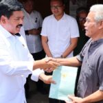 Hadi Tjahjanto usai menyerahkan sertipikat tanah PTSL secara _door to door.