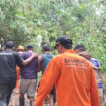 Tim SAR gabungan menemukan jasad korban dalam kondisi terapung di perairan dan langsung melakukan proses evakuasi menuju rumah duka.