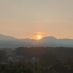 Siapa sangka, bahwa matahari ditutup embun pagi dan awan terlihat suasana, seserasa mana ya?