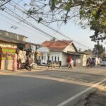 Ketika mobil truk tanah dan pasir yang lewat di jalan Pakuhaji, itu membuat rusak dan getaranya.