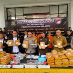 R sedang pengejaran pihak polisi, ia juga disebut-sebut pemasokan barang haram.