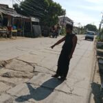 Warga Tanjung Pasir minta jalan yang ancur, di perbaiki.