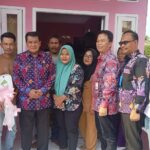 Bupati Tangerang, Moch. Maesyal Rasyid, bersama PIK 2 menyerahkan bantuan bedah rumah.