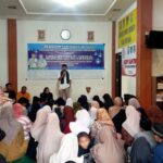 Kades  Desa Muara tengah membagikan tatjil dan bantuan anak yatim.