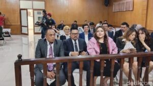 lisa-mariana-dan-pengacaranya-di-pn-bandung-1747624775243_169