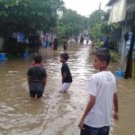 Perum Puri Permai di hatam banjir, ada kemungkinan masyarakat akan kena penyakit kulit.