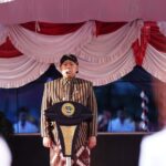 Menteri Nusron mengenakan pakaian adat Abdi Dalem dari daerah Yogyakarta, sedangkan Wamen Ossy.