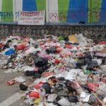 Sampah menumpuk di jalan raya, pihak warga geram.