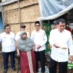 Bupati Tangerang Kunjungi Rumah Roboh Warga Akibat Hujan dan Angin di Kresek.