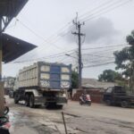 Warga minta pada pihak pemerintah agar pengusaha tanah dan batu minta jalan rusak di betulin.