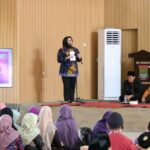 Pemerintah daerah akan terus berkomitmen meningkatkan kualitas pendidikan, termasuk pemerataan guru.