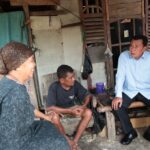 Pemerintah harus hadir, melihat langsung kondisi masyarakat, dan memberikan bantuan.