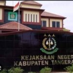 Terdakwa hukum ringan ada perdamaian antara pelaku dengan korban.