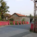 Jembatan Merah Kiara Payung terlihat, rusak.