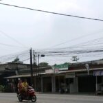 Kabel udara di kp. Pintu Merak Sukamulya bisa membahayakan warga.