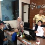 PENGACARA NELSON DARI MEDIA KISI-KISI BOS FIF TANGCITY DIDUGA PERINTAH SATPAM MENGHADANG.
