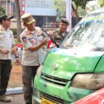 Pemkab Tangerang melalui Dat POL PP membagikan bendera merah putih terhadap madyarakat.