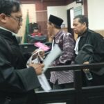 Endang kades Tobat diduga merusak mesjid, di penjarah.